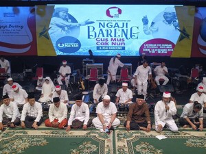 Di Gresik, Cak Nun Bahas soal Perbedaan Pancasila dan Demokrasi