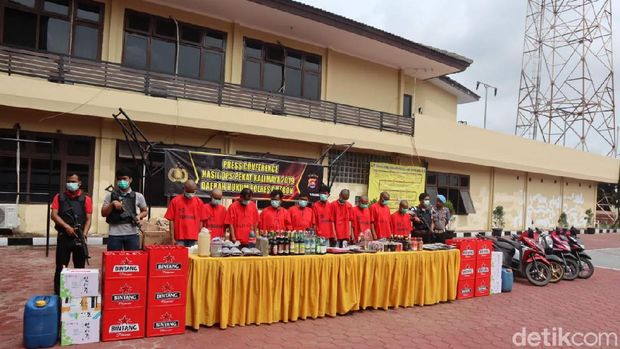  Polres Cilegon merilis penyitaan botol miras