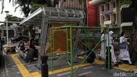 Meski begitu, proyek revitalisasi dan pembangunan trotoar di jalanan Jakarta tersebut tak lepas dari pro dan kontra. Salah satu yang menjadi sorotan adalah pembongkaran trotoar Cikini yang baru dibangun untuk mengubah posisi manhole. Pengamat tata kota Nirwono Yoga menilai perencanaan Pemprov DKI dalam membangun trotoar tidak matang. 