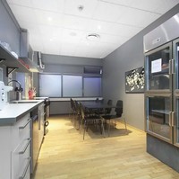 Hotel kapsul Star Wars ini memiliki dapur self-service yang memungkinkanmu untuk membeli sandwich dan minuman melalui mesin penjual otomatis. Kamu juga bisa memasak dan menghangatkan makanan di dapur tersebut. Tapi hanya makanan yang mudah dan simple saja ya pastinya.. Foto: dok. hostelworld