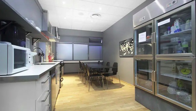 Hotel kapsul Star Wars ini memiliki dapur self-service yang memungkinkanmu untuk membeli sandwich dan minuman melalui mesin penjual otomatis. Kamu juga bisa memasak dan menghangatkan makanan di dapur tersebut. Tapi hanya makanan yang mudah dan simple saja ya pastinya.. Foto: dok. hostelworld