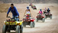 Siapa bilang kamu akan kesulitan naik ATV di gurun? Justru ATV ini bisa mempermudah mobilitasmu ketika mengunjungi Gurun Sinai di Mesir (CNN)