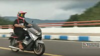 Ini motor Grand lengkap, nomor dan surat-surat hidup tahun 1992. Platnya AG Nganjuk. Akan saya buktikan betulan (bahwa ada modifikasi Grand dengan Nmax). Jadi bukan editan photoshop, kata sang host dalam video tersebut. Foto: Pool (Screenshot Youtube Bapak Mustofa Kepala Jenggot)