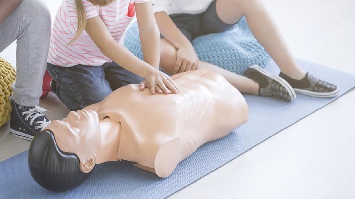 Jangan Salah Lagi! Begini Cara yang Tepat Menolong Pasien Henti Jantung