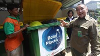 Di stasiun itu kini disediakan tempah sampah yang sudah disesuaikan dengan kategorinya agar memudahkan pemilahan sampah.