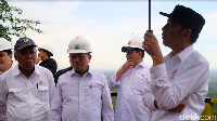 Tiba di titik puncak, Jokowi beserta rombongan tampak melihat pemandangan dari ketinggian. Pejabat yang mendampingi Jokowi antara lain Seskab Pramono Anung, Menteri ATR Sofyan Djalil, Menteri LHK Siti Nurbaya, Menteri Dalam Negeri Tito Karnavian, Menteri BUMN Erick Thohir, Menteri PUPR Basuki Hadimuljono, dan Kepala Bappenas Suharso Monoarfa. Foto: Andhika Prasetia/detikcom