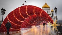 Tak hanya membuka pasar maupun menghias pohon Natal, Kota Moskow semakin semarak dengan hadirnya instalasi lampu menarik bertema Natal. Alexander Zemlianichenko/AP Photo.