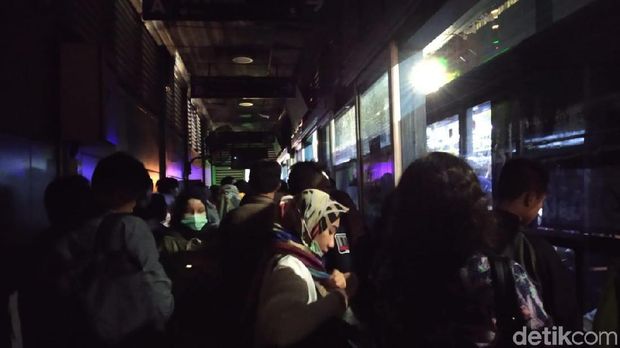 Lampu di Halte TransJakarta LIPI sempat padam. 