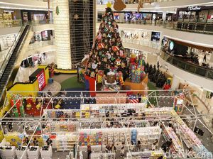 Pernak-pernik Natal Hiasi Mal di Jakarta