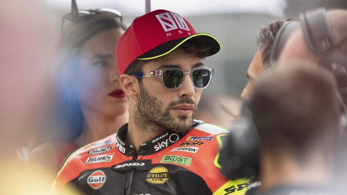 ALCANIZ, SPAIN - SEPTEMBER 22: Andrea Iannone of Italy and Aprilia Racing Team Gresini  prepares to start on the grid during the MOtoGP race during the MotoGp of Aragon - Race on September 22, 2019 in Alcaniz, Spain. (Photo by Mirco Lazzari gp/Getty Images)