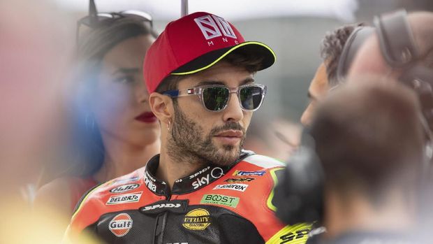 ALCANIZ, SPAIN - SEPTEMBER 22: Andrea Iannone of Italy and Aprilia Racing Team Gresini  prepares to start on the grid during the MOtoGP race during the MotoGp of Aragon - Race on September 22, 2019 in Alcaniz, Spain. (Photo by Mirco Lazzari gp/Getty Images)