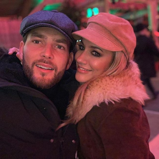 Wanita 40 tahun ini dikabarkan memukul Lewis, yang 13 tahun lebih muda darinya, karena tuduhan menggoda wanita lain. Bahkan akibat insiden tersebut salah satunya dibawa ke rumah sakit. Foto: Instagram/@carolineflack