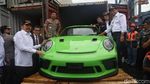 Sulap! Kontainer Batu Bata ini Ternyata Berisi Mobil Mewah
