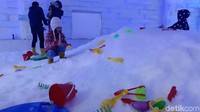 Pengunjung akan menikmati musim dingin yang sesungguhnya di Frozen World Malang. Dan wahana ini diklaimnya merupakan satu-satunya di Indonesia (Foto: Muhammad Aminudin/detikcom)