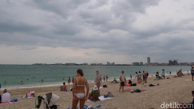 Foto: Pantai Bikini di Pulau Buatan Dubai