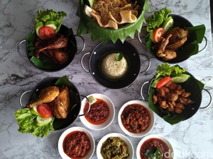 Ayam Bebek Angsa Masak di Kuali : Kriuk Renyah Angsa Goreng dengan 5 Jenis Sambal