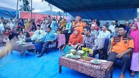 Irwan tak hanya sendiri saat kulineran seru, ia juga kerap mengajak sang istri. Lihat saja momen ketika pasangan ini disuguhi kelapa muda saat menghadiri sebuah acara. Foto: instagram irwan prayitno