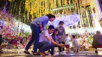 Tak hanya rumah, pusat perbelanjaan di kawasan Cainta, Filipina, juga tak ketinggalan dihiasi dengan beragam ornamen dan dekorasi menyambut Natal. Tak sedikit pula pengunjung yang berfoto dengan latar belakang hiasan Natal tersebut. Iya Forbes/AP Photo.