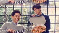 Membintangi iklan pizza dengan Park Bo Gum, begini keseruan keduanya dengan satu kotak pizza. Foto: Instagram @songjoongkionly