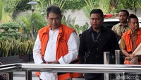 I Kadek Kertha Laksana tampak memakai rompi tahanan dengan tangan diborgol.