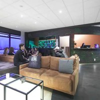 Galaxy Pod Hostel juga memiliki beragam fasilitas, seperti tempat gym, kolam renang, taman bermain untuk anak-anak, taman bunga, arena skating, lapangan tenis, tempat makan, ruang untuk menonton film, dan sebagainya.  Foto: dok. hostelworld