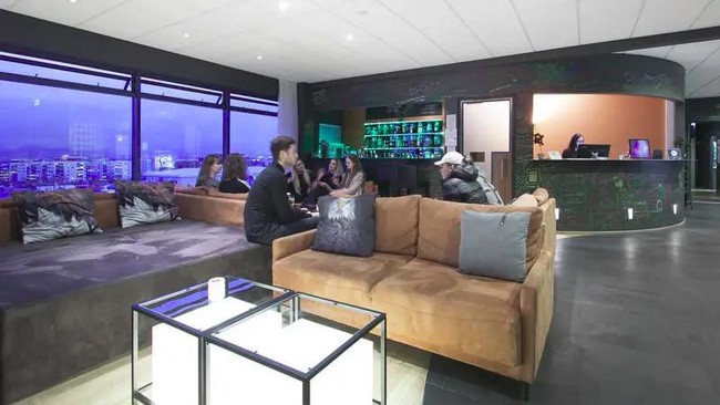 Galaxy Pod Hostel juga memiliki beragam fasilitas, seperti tempat gym, kolam renang, taman bermain untuk anak-anak, taman bunga, arena skating, lapangan tenis, tempat makan, ruang untuk menonton film, dan sebagainya.  Foto: dok. hostelworld