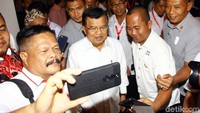 Mantan Wakil Presiden, yang juga Ketua Umum Palang Merah Indonesia (PMI) Jusuf Kalla saat tiba di ruang Musyawarah Nasional (Munas) XXI PMI, di Jakarta, Selasa (17/12/2019).
