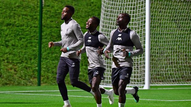 Naby Keita (tengah) absen membela Liverpool lawan Everton. (