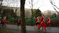 Tak hanya sekadar menghias rumah maupun toko dengan ornamen bernuansa Natal. Warga di Prancis punya cara unik nan menarik untuk menyambut Natal, yaitu dengan ikut serta lomba lari menggunakan kostum Sinterklas. Kegiatan itu digelar pada hari Minggu (15/12) lalu. Christophe Ena/AP Photo.