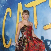 Gaun yang membungkus tubuh ramping Taylor Swift ini keluaran rumah mode Oscar de la Renta. Adapun gaun tersebut merupakan koleksi Pre-spring 2020.  (Foto: Steven Ferdman/Getty Images)