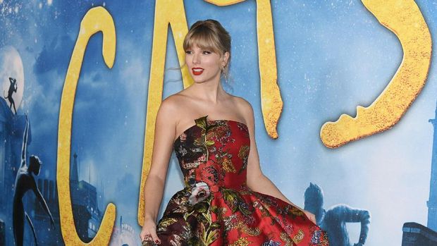 NEW YORK, NEW YORK - DECEMBER 16: Taylor Swift attends the world premiere of 