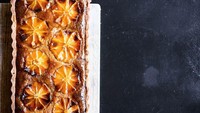 Tak banyak warna pada foto ini, tapi makanan yang ingin ditampilkan benar-benar menonjol. Berupa tart frangipane dengan paduan jeruk. Foto: Gourmet Traveller