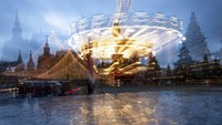 Suasana pasar Natal di Manezhnaya Square semakin meriah dengan berbagai wahana permainan menarik untuk anak-anak, salah satunya komidi putar. Alexander Zemlianichenko/AP Photo.