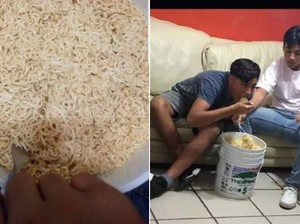 Bukan Semangkuk, Dua Pria Ini Makan Mie Instan Satu Ember Penuh