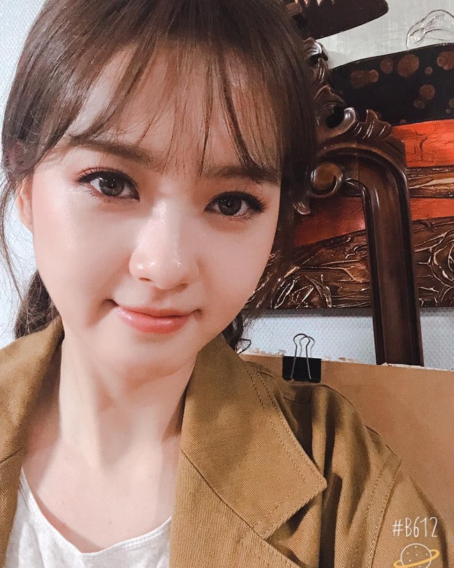 Ketika pamer foto di Instagram, warna matanya pun tampak seperti cokelat tua. Foto: Instagram