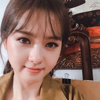 Ketika pamer foto di Instagram, warna matanya pun tampak seperti cokelat tua. Foto: Instagram