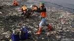Ramai-ramai Bersihkan Tumpukan Sampah di Pantai Cilincing