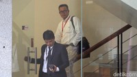 Ia tidak berkomentar apapun soal pemeriksaan hari ini. Fathor Rachman hari ini diperiksa KPK sebagai tersangka.