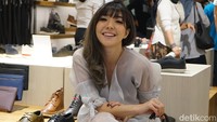 Gisel tersenyum genit saat berpose di belakang sebuah store di pusat perbelanjaan. Foto: Noel/detikHOT