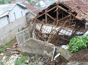 Rumah Kontrakan Rusak Berat Diterjang Longsor di Lembang