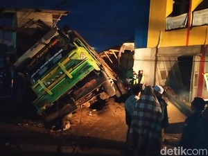 Truk Tabrak Kios Sembako di Cianjur, 3 Orang Tewas