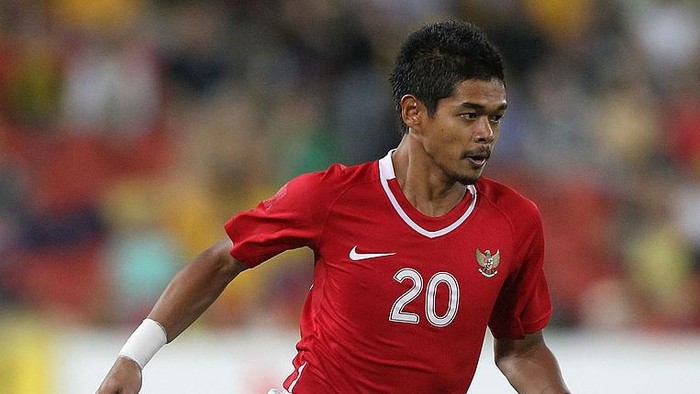 BRISBANE, AUSTRALIA - MARCH 03:  Bambang Pamungkas of Indonesia looks to take on the defence during the Asian Cup Group B qualifying match between the Australian Socceroos and Indonesia at Suncorp Stadium on March 3, 2010 in Brisbane, Australia.  (Photo by Bradley Kanaris/Getty Images)