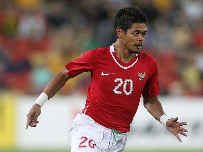 BRISBANE, AUSTRALIA - MARCH 03:  Bambang Pamungkas of Indonesia looks to take on the defence during the Asian Cup Group B qualifying match between the Australian Socceroos and Indonesia at Suncorp Stadium on March 3, 2010 in Brisbane, Australia.  (Photo by Bradley Kanaris/Getty Images)