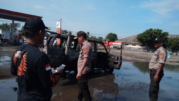 Diduga Sopir Merokok Usai Isi Bensin, Minibus Terbakar di SPBU Indramayu