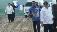 Telihat Erick Thohir juga jalan kaki ditanah lumpur. Erick Thohir merasa enjoy dan menikmati perjalanan. Asyik-asyik aja. Seru ya, kata Erick. Tak berapa lama, para menteri tersebut melanjutkan perjalanan. Namun setelah tiba di lokasi yang dituju, rombongan wartawan tak kunjung tiba. (Dok Biro Pers Sekretariat Presiden)