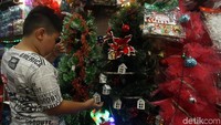 Pohon Natal beraneka ukuran dan berbagai ornamen untuk mempercantik pohon tersebut dijajakan oleh para pedagang.