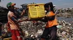 Ramai-ramai Bersihkan Tumpukan Sampah di Pantai Cilincing