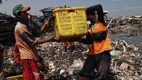 Petugas bergotong-royong membersihkan sampah.