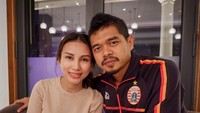 Pasangan Bepe dan Dewi sudah dikaruniai 3 anak namun keduanya tampak masih lengket seperti masa pacaran. Lihat saja momen malam mingguan yang ditemani secangkir teh hangat. Foto: instagram @bepe20