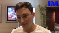 Mike Lewis dikenal sebagai aktor di Indonesia. Mantan suami Tamara Bleszynski itu adalah warga negara Kanada. Pada 2016 dalam wawancara dengan detikcom, Mike Lewis punya keinginan pindah kewarganegaraan, tapi dia gak mau sesumbar. Dia menilai memilih status kewarganegaraan adalah hal serius. Anaknya, Kenzou juga masih punya dua kewarganegaraan dan boleh memilih saat berusia 17 tahun. Foto: Mike Lewis Bicara soal Rencana Pernikahan. Foto: Saras/detikHOT